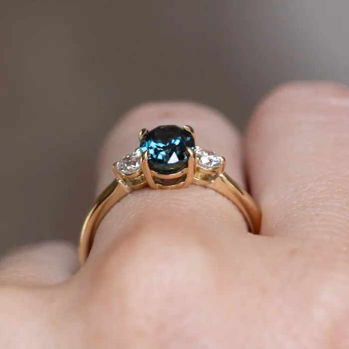 Armfest sapphires 187ct Oval Untreated Songean Ocean Blue Sapphire and Lab Grown Diamond Dainty Three Stone Ring in 18k Yellow Gold Rings