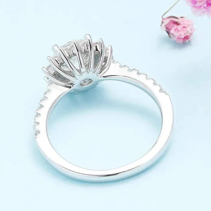Luxus Moissanite Silver or Gold Silver Halo Moissanite Engagement Rings 1ct Rings