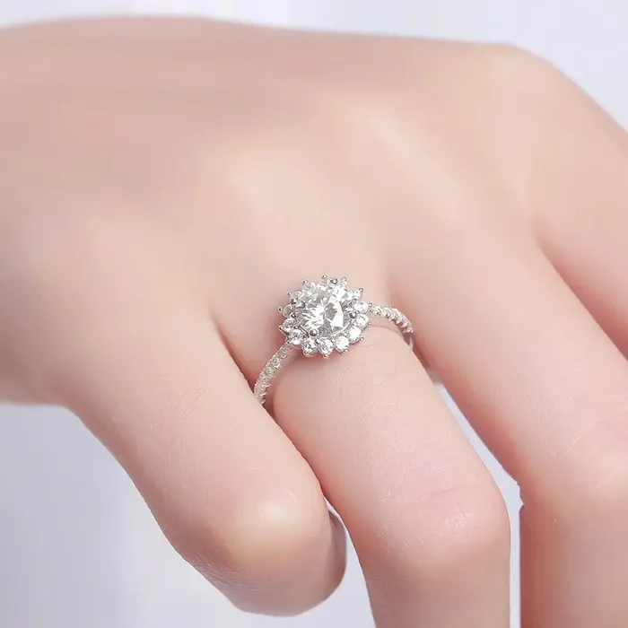 Luxus Moissanite Silver or Gold Silver Halo Moissanite Engagement Rings 1ct Rings