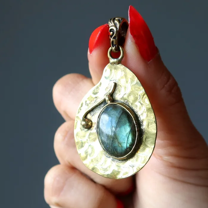 Satin Crystals Necklaces Labradorite Pendant Tibet Token Stone Gold