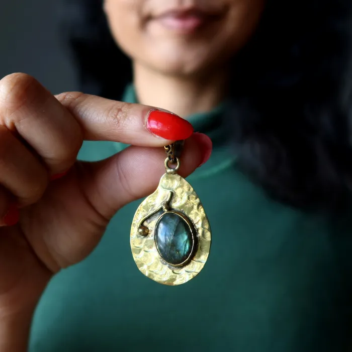 Satin Crystals Necklaces Labradorite Pendant Tibet Token Stone Gold