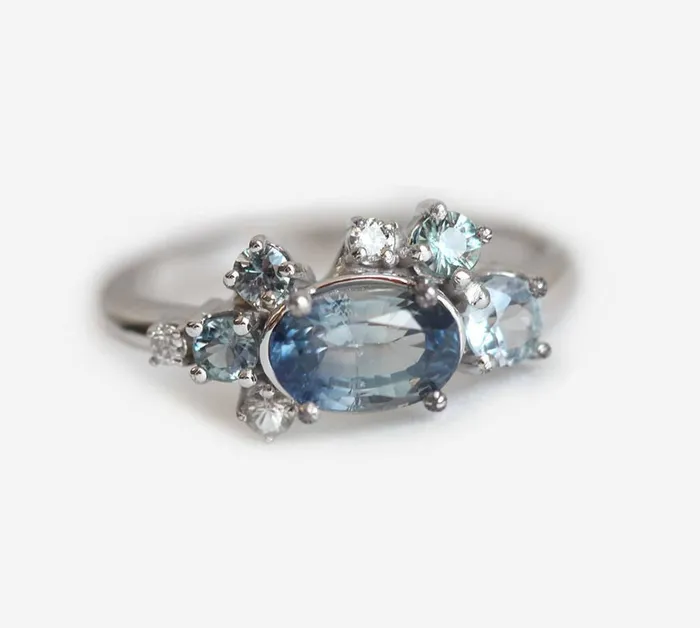 Rings capucinne Bergen Oval Sapphire Cluster Ring