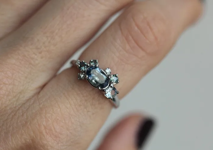Rings capucinne Bergen Oval Sapphire Cluster Ring