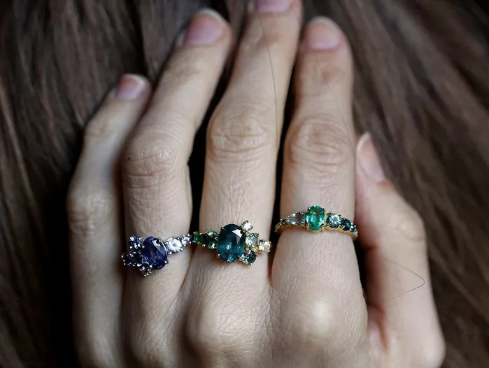 Rings capucinne Bergen Oval Sapphire Cluster Ring