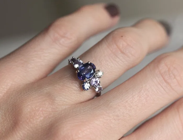Rings capucinne Bergen Oval Sapphire Cluster Ring