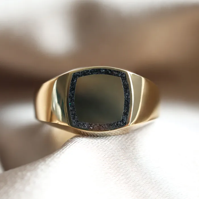 Rings Capucinne Brad gold inlay signet ring