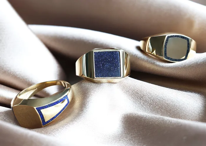 Rings Capucinne Brad gold inlay signet ring