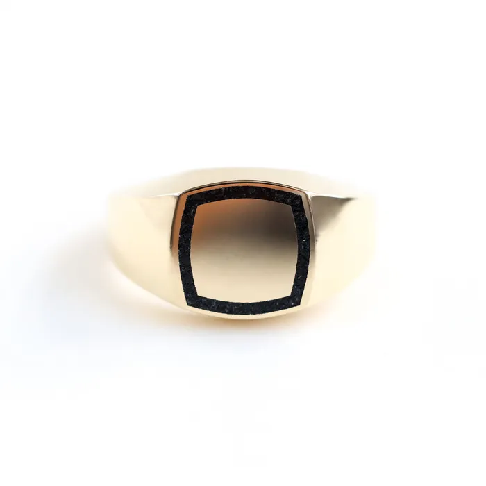 Rings Capucinne Brad gold inlay signet ring